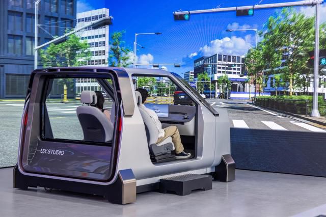 ‘UX 검증’ 구역에서 참가자들이 주행 시뮬레이션을 체험하는 모습.