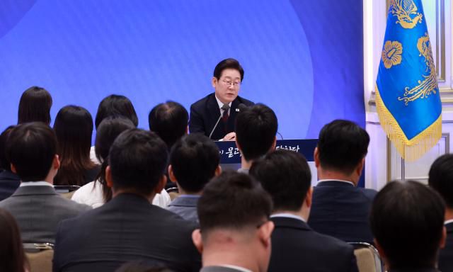 이재명 대통령이 3일 청와대 영빈관에서 '대통령의 30일, 언론이 묻고 국민에게 답하다' 기자회견을 하고 있다.[사진=연합뉴스]