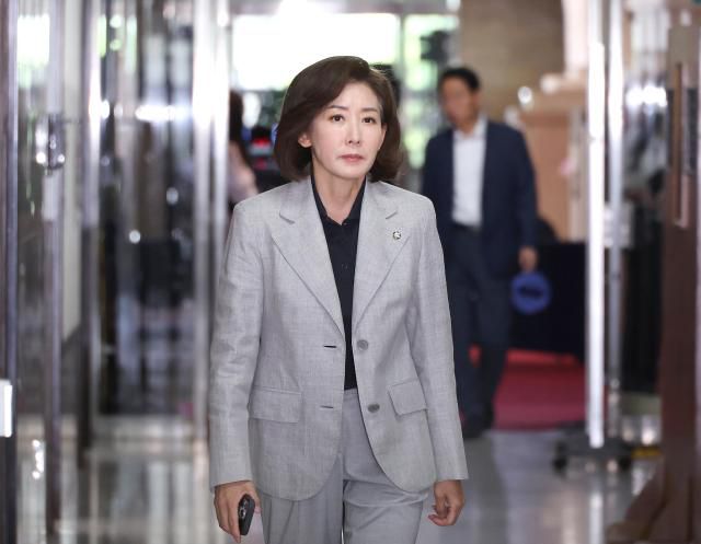 국민의힘 나경원 의원이 6월 18일 국회에서 송언석 원내대표 주재로 열리는 4선 이상 의원들과의 간담회에 참석하기 위해 이동하고 있다. [사진=연합뉴스]
