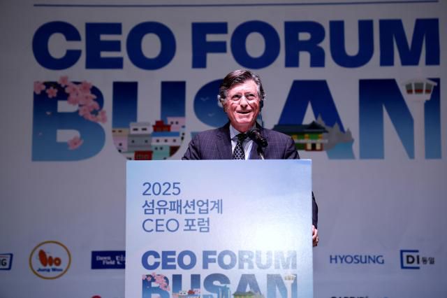 후안 파레스 국제섬유생산자연맹(ITMF) 부회장이 2일 부산 기장군 아난티앳부산 코브호텔에서 열린 한국섬유산업연합회의 '2025년 섬유패션업계 최고경영자(CEO) 포럼'에서 발표하고 있다. [사진=한국섬유산업연합회]