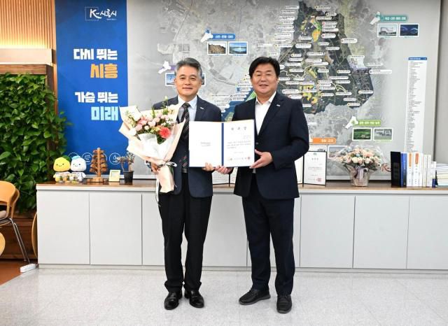 제6대 시민호민관으로 위촉된 박명기 시민호민관(사진 왼쪽)과 임병택 시장 모습. [사진=시흥시]