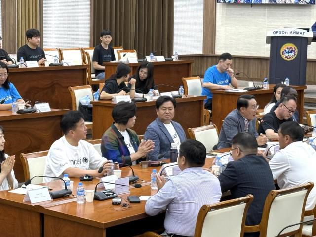 임병택 시장이 오르혼 지방정부에 방문해 행정관계자들과 간담회를 하고 있다. [사진=시흥시]