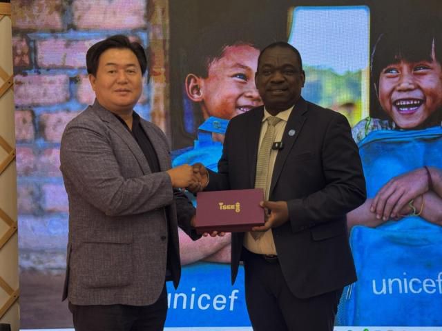 임병택 시흥시장이 '에바리스트 쿠아시-콤란' 유니세프 몽골사무소 대표에게 시흥시 기념품을 전달하고 있다. [사진=시흥시]