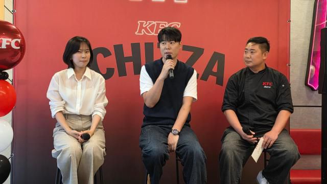 최현석 셰프가 지난 3일 KFC건대입구역점에서 열린 'KFC 켄치짜 미디어 나이트' 행사에서 KFC와 협업하게 된 계기를 소개하고 있다. 왼쪽부터 백민정 마케팅총괄이사, 최현석 셰프, 전영욱 R&D센터 팀장.[사진=김현아 기자]