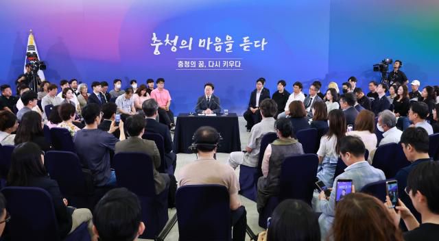 이재명 대통령이 지난 4일 대전컨벤션센터에서 타운홀 미팅 형식으로 열린 '국민소통 행보 2탄, 충청의 마음을 듣다' 간담회를 하고 있다. [사진=연합뉴스]