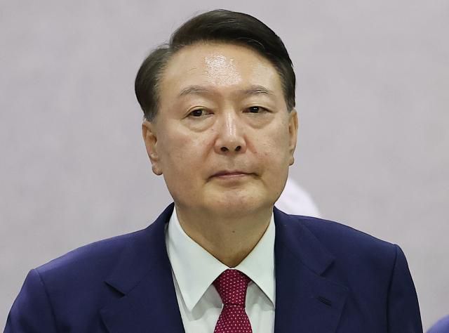 윤석열 전 대통령이 5일 내란 특검 2차 조사를 마치고 조은석 특별검사팀 사무실이 있는 서울 서초구 서울고검을 나서고 있다. [사진=연합뉴스]