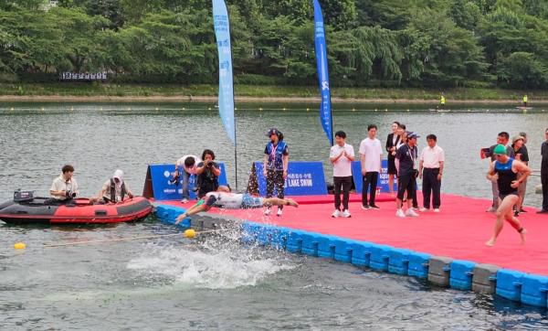 6일 오전 서울 송파구 석촌호수에서 열린 '2025 롯데 아쿠아슬론'에서 참가자들이 호수에 뛰어들어 수영하고 있다. [사진=홍승완 기자]