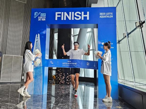 2025 롯데 아쿠아슬론 1위를 차지한 천안시청 철인3종팀 소속 장현일씨가 피니시 라인에 들어오고 있다. [사진=홍승완 기자]