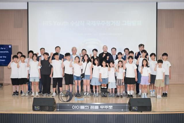 행사 후 참가 학생들과 관계자들이 기념촬영을 하고 있다. [한국과학창의재단 제공]