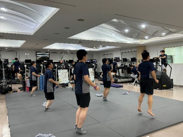 포스코 포항제철소 임직원들이 8주 운동 프로그램에 참여하고 있다. [사진=포항제철소]