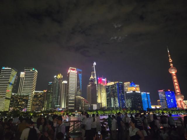 상하이 와이탄에서 바라본 푸동신구 야경.