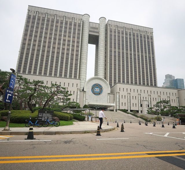 A pedestrian walks past the Seoul Central District Court in southern Seoul on July 7, 2025. Yonhap
