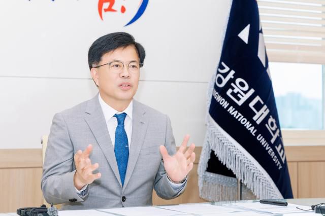 정재연 강원대 총장은 아주경제와 인터뷰하면서 "강원 1도 1국립대학’ 통합모델은 강원특별자치도 내 국립대학 간 통합을 통해 지역의 균형 발전과 고등교육 혁신을 동시에 실현하고자 하고자 하는 새로운 대학 혁신 모델이다"고 말했다.