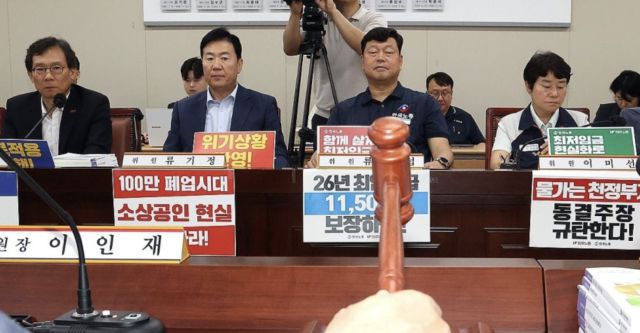 (왼쪽부터) 사용자위원인 이명로 중소기업중앙회 인력정책본부장, 류기정 한국경영자총협회 전무, 근로자위원인 류기섭 한국노총 사무총장, 이미선 민주노총 부위원장이 8일 정부세종청사에서 열린 최저임금위원회 제10차 전원회의에 참석했다. [사진=연합뉴스]