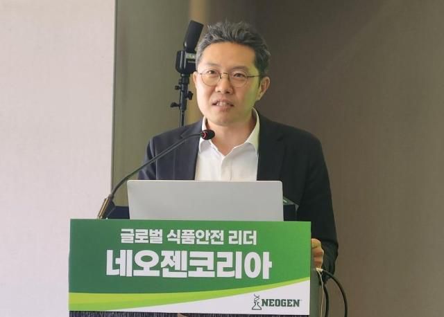 박준영 네오젠코리아 대표가 8일 서울 중구 더플라자호텔에서 열린 기자간담회에서 네오젠 한국법인에 관해 소개하고 있다. [사진=조현미 기자 hmcho@ajunews.com]