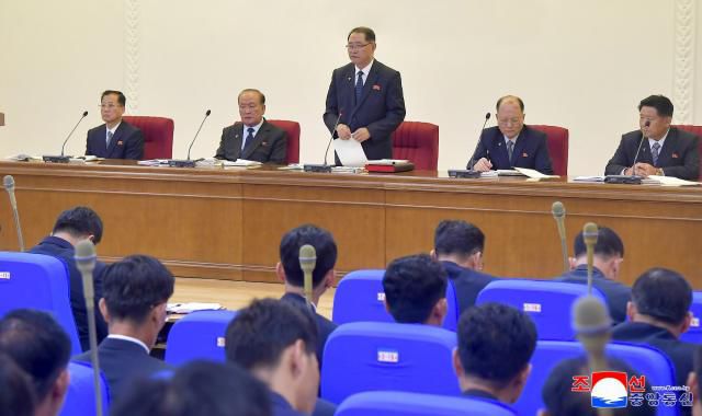 북한은 지난 7일 당 중앙위원회 제8기 제12차 전원회의 결정관철을 위한 내각당위원회 전원회의 확대회의가 열렸다고 조선중앙통신이 8일 보도했다. 회의에서 박태성 내각총리(가운데)가 발언하고 있다. [사진=연합뉴스]