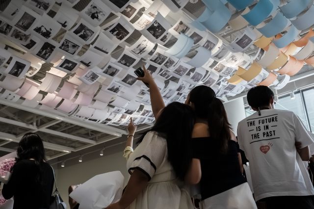 드라마 스틸컷을 활용한 행잉 전시를 관람하는 관람객들 [사진=한국관광공사]