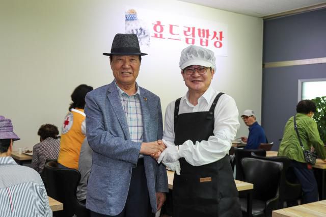 김포시는 지난 6월 9일부터 지역 어르신을 위한 무료 급식사업 ‘효드림밥상’을 개시했다. [사진=김포시]