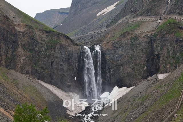 6월 27일 백두산의 장백폭포, 천지의 물은 이 폭포를 통해 빠져나간다. AJP 한준구 사진기자