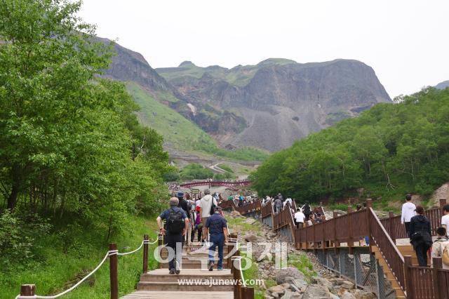 6월 27일 백두산 등산로에서 사람들이 장백폭포를 보기 위해 산을 오르고 있다. AJP 사진기자 한준구