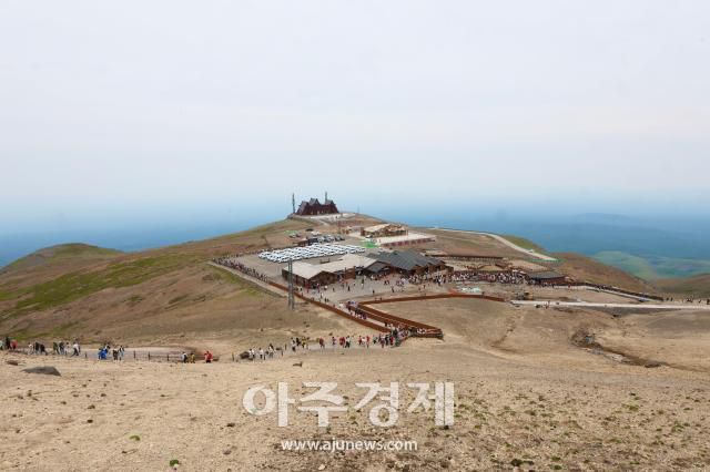 6월 27일 백두산 정상(북파)에서 바라본 주차장, 저곳부터는 걸어 올라가야 한다. AJP 한준구 사진기자