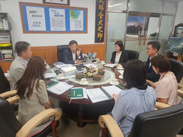 2025년 의료·요양·돌봄 통합지원 시범사업에 선정된 진안군이 사업의 원활한 추진과 협업체계 구축을 위해 최근 국민건강보험공단 진안무주장수지사와 간담회를 개최하고 있다.[사진=진안군]