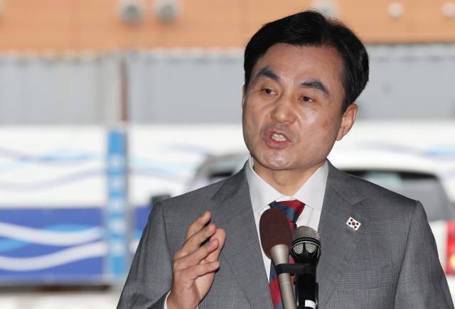 안규백 국방부 장관 후보자가 지난 27일 서울 용산구 육군회관에 마련된 인사청문회 준비사무실로 들어서며 취재진의 질문에 답하고 있다. [사진=연합뉴스]