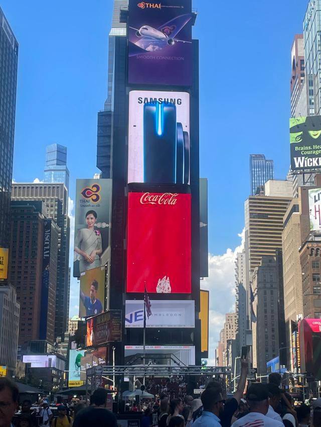 뉴욕 맨해튼 타임스 스퀘어 전광판에서 광고중인 '갤럭시Z7' 시리즈. [사진=이효정 기자]