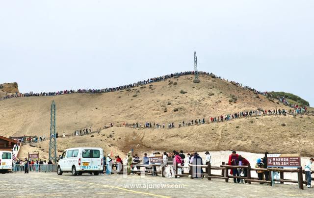 6월 27일 백두산 북파에서 사람들이 천지를 보기 위해 산을 오르고 있다. AJP 한준구 사진기자