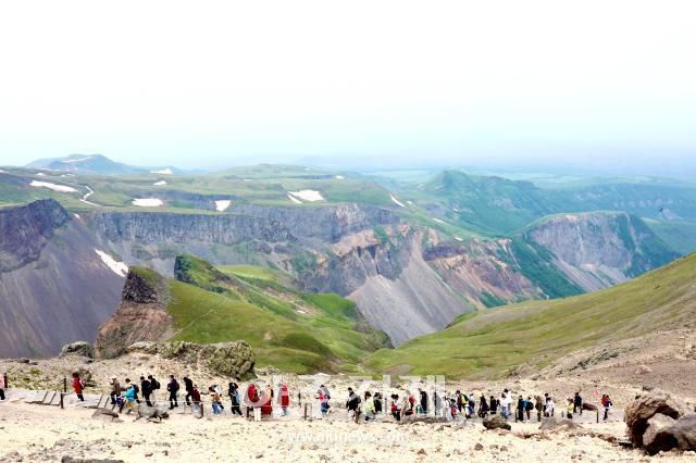 6월 27일 백두산 북파에서 사람들이 천지를 보기위해 산을 오르고 있다. AJP 한준구 사진기자