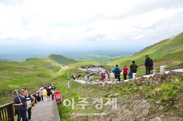 6월 28일 백두산 서파에서 사람들이 천지를 보기 위해 산을 오르고 있다. AJP 한준구 사진기자