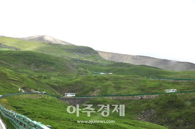 6월 27일 백두산에서 북파를 보기 위해 봉고차로 등산로 전 주차장까지 이동하며 보이는 풍경. AJP 한준구 사진기자
