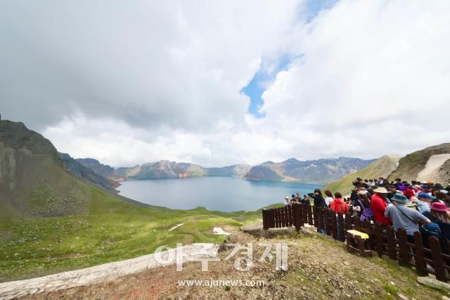 6월 28일 백두산 정상(서파)에서 관광객들이 천지를 구경을 하고 있다. AJP 한준구 사진기자