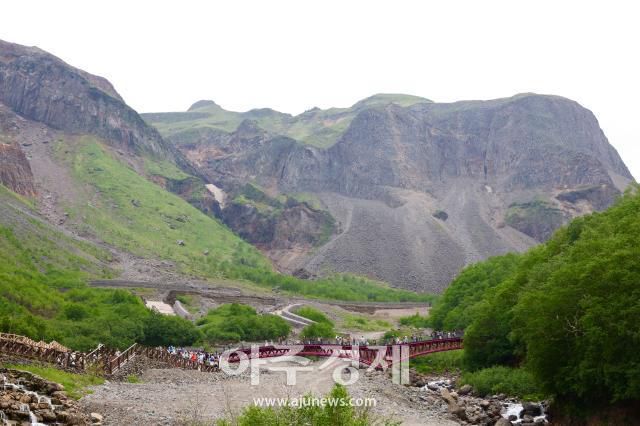 6월 27일 백두산의 장백폭포로 가는 등산로 뒤로 보이는 거대한 돌산. AJP 사진기자 한준구
