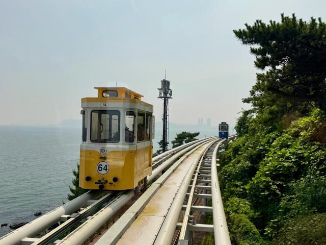 해운대구에 있는 해운대 블루라인파크에서는 캡슐형 열차인 스카이캡슐을 타고 해안 절경을 감상할 수 있다. [사진=강상헌 기자]