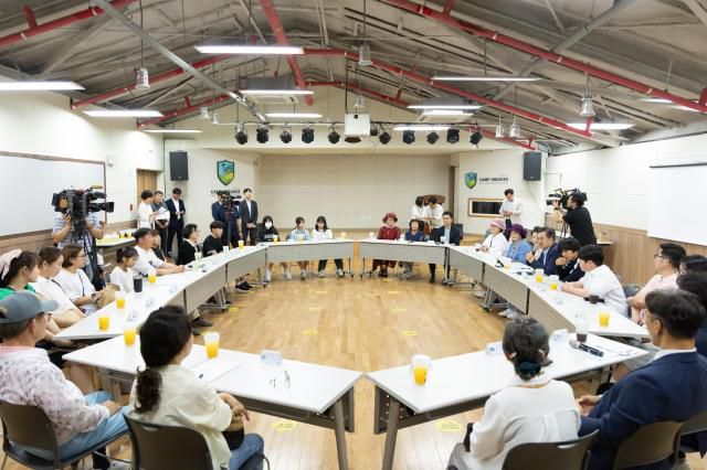 김동연 경기도지사가 9일 파주시 캠프그리브스 DMZ체험관 대성동 마을 주민들과 차담회를 진행하고 있다. [사진=경기도]