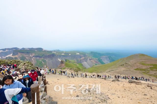 6월 27일 백두산 북파에서 사람들이 천지를 보기 위해 산을 오르고 있다. AJP 한준구 사진기자