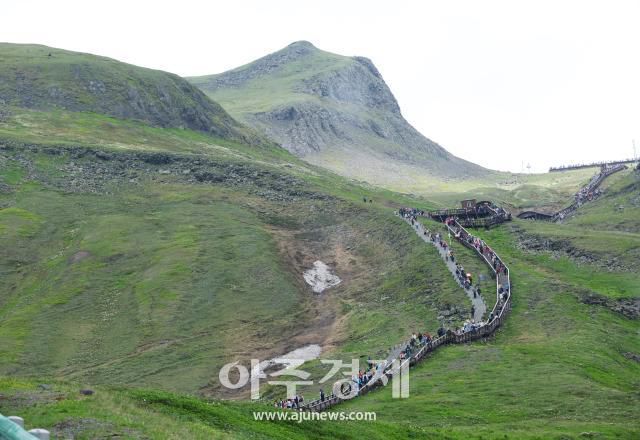 6월 28일 백두산 서파에서 사람들이 천지를 보기위해 산을 오르고 있다. AJP 한준구 사진기자