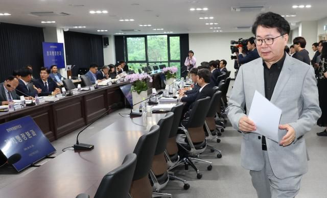 이한주 국정기획위원장이 20일 오전 서울 종로구 정부서울청사 창성동 별관에서 열린 검찰청 업무보고에 참석하고 있다.[사진=연합뉴스]