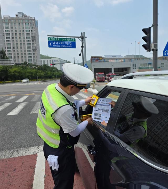 무안경찰서(서장 정성일)는 10일 관내 주요 교차로에서 교통 기초질서  확립을 위한 현장 계도활동을 실시했다.[사진=무안경찰서]