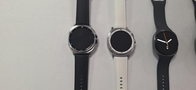 올해 첫 출시한 갤럭시 워치8 클래식(왼쪽 두 제품), 기본 버전 [사진=조성준 기자]