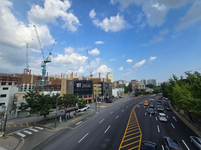 녹사평대로에서 더파크사이드 서울(좌측) 현장과 용산공원 부지(우측)를 바라본 모습. [사진=우주성 기자]