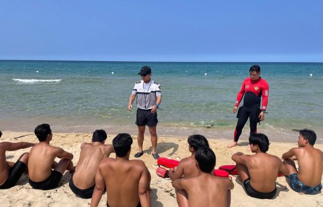 강릉해양경찰서가 여름철 해수욕장 개장 기간 중 배치된 수상 안전요원들을 대상으로 현장에서 즉시 적용 가능한 '인명구조 전문성 향상 교육'을 실시하고 있다. [사진=강릉 해경]