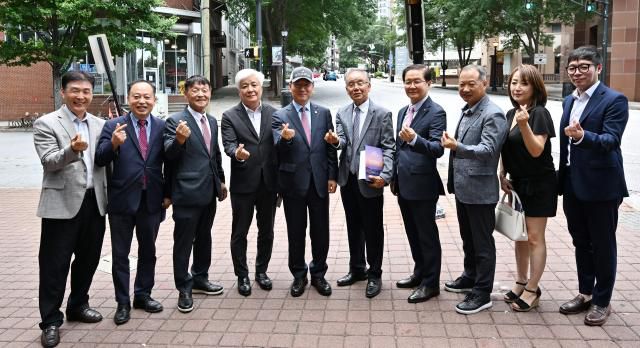 유정복 인천광역시장이 10일(현지시간) 미국 애틀란타에서 열린 동포경제인 간담회를 마치고 기념촬영을 하고 있다. [사진=인천시]