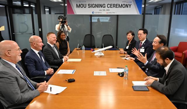유정복 인천광역시장이 10일(현지시간) 미국 애틀란타 델타항공(Delta Air Lines) 본사에서 열린 '인천시-델타항공 글로벌 관광·항공 협력 양해각서 체결식'에서 협력방안 등을 논의하고 있다. [사진=인천시]