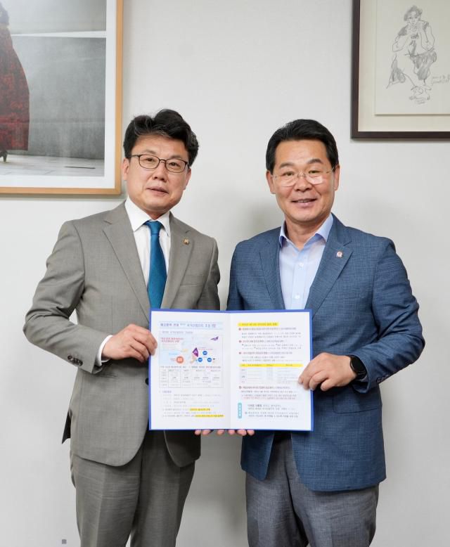 권익현 부안군수(오른쪽)가 국정기획위원회 부위원장인 진성준 의원에게 부안 해상풍력과 연계한 RE100 국가산업단지 조성의 필요성과 당위성을 설명했다.[사진=부안군]
