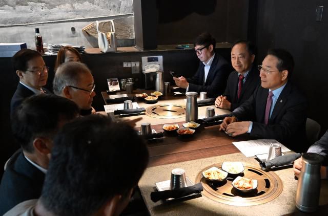 유정복 인천광역시장이 10일(현지시간) 미국 애틀란타에서 열린 동포경제인 간담회에서 오는 10월 개최되는 세계한인경제인대회 및 2026 세계 한인비즈니스대회 초청 및 협조요청을 하고 있다. [사진=인천시]