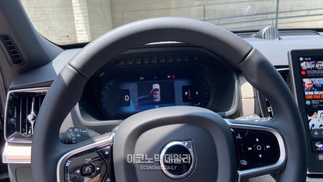 볼보 XC90 스티어링 휠[사진=김지영 기자]