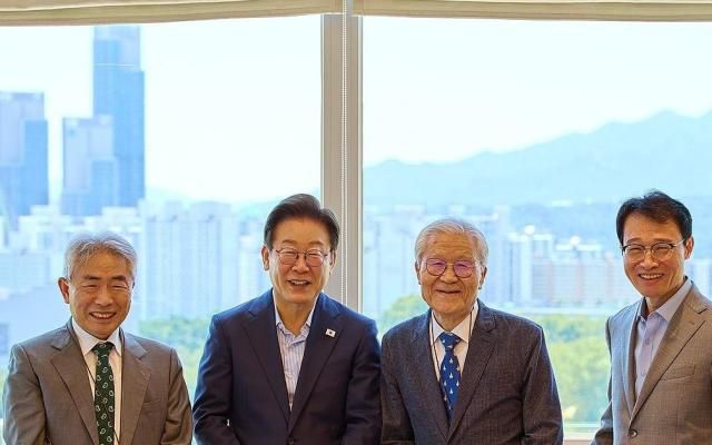 이재명 대통령이 지난 11일 서울 용산 대통령실 청사에서 언론인 오찬에 앞서 기념촬영을 하고 있다. (왼쪽부터)정규재 전 한국경제신문 주필, 이 대통령, 조갑제 '조갑제닷컴' 대표, 이규연 대통령실 홍보소통수석. [사진=연합뉴스]