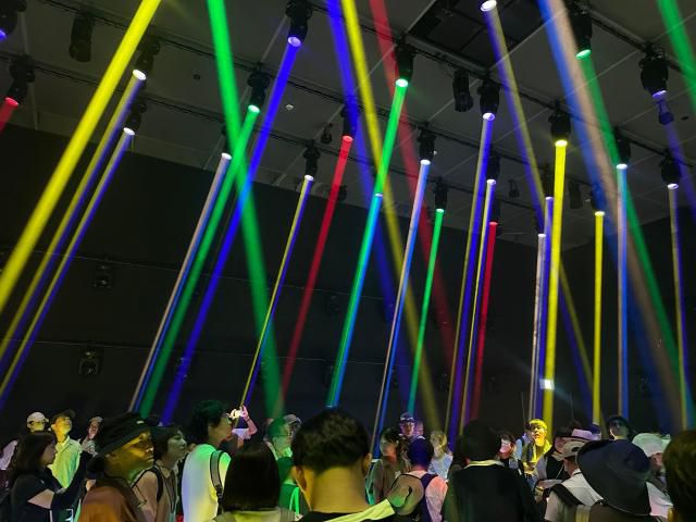 제 1전시관은 '소리와 빛을 모아 모두가 하나 되어'를 주제로 관람객들의 목소리에 맞춰 만들어진 음악에 따라 레이저 조명 퍼포먼스가 펼쳐지고 있다. [사진=박진영 기자]